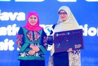 Gubernur Jawa Timur Khofifah Indar Parawansa menyerahkan penghargaan kepada salah satu penerima inovasi terbaik dalam ajang East Java Innovative Education Summit (EJIES) 2025 di Surabaya, Kamis (28/8/2025) malam. (Foto Dok Ho/RadarBangsa.co.id)