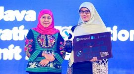 Gubernur Jawa Timur Khofifah Indar Parawansa menyerahkan penghargaan kepada salah satu penerima inovasi terbaik dalam ajang East Java Innovative Education Summit (EJIES) 2025 di Surabaya, Kamis (28/8/2025) malam. (Foto Dok Ho/RadarBangsa.co.id)