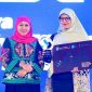 Gubernur Jawa Timur Khofifah Indar Parawansa menyerahkan penghargaan kepada salah satu penerima inovasi terbaik dalam ajang East Java Innovative Education Summit (EJIES) 2025 di Surabaya, Kamis (28/8/2025) malam. (Foto Dok Ho/RadarBangsa.co.id)