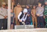 Khofifah Indar Parawansa ikut memasang batako saat peninjauan program Rutilahu di Dusun Ngasem, Desa Bolosingo, Pacitan. (Foto Dok Ho/RadarBangsa.co.id)