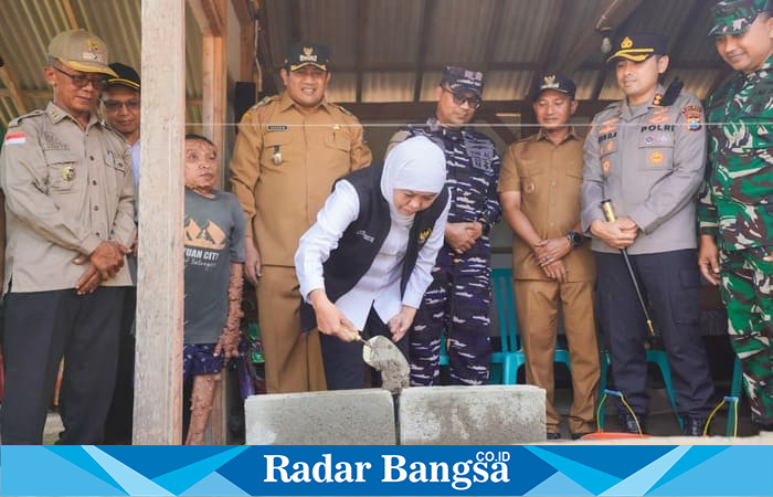 Khofifah Indar Parawansa ikut memasang batako saat peninjauan program Rutilahu di Dusun Ngasem, Desa Bolosingo, Pacitan. (Foto Dok Ho/RadarBangsa.co.id)