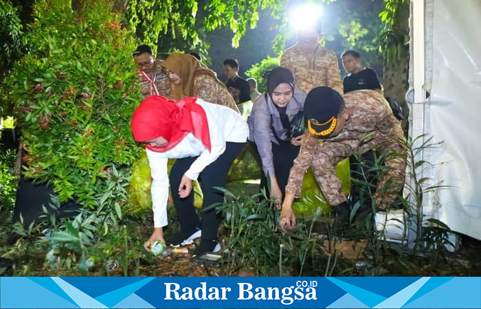 Gubernur Jawa Timur Khofifah Indar Parawansa ikut memungut sampah di Taman Apsari Surabaya usai pesta rakyat HUT ke-80 RI, Senin (18/8) malam. (Foto Dok Adpim Ho/RadarBangsa.co.id)