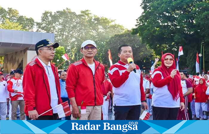 Gubernur NTB Lalu Muhamad Iqbal (tengah) didampingi Wakil Gubernur NTB, Wali Kota Mataram, dan Wakil Wali Kota Mataram saat memimpin kirab 5.000 Bendera Merah Putih di Mataram, Rabu (13/8/2025) (Foto Dok Ho/RadarBangsa.co.id)