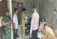 Petugas gabungan dari Puskesmas Tikung, Polsek, Koramil, dan Satpol PP Kecamatan saat menggelar tes HIV/AIDS terhadap pekerja hiburan malam  di Perum GPI Tikung, Senin (4/8). (Dok RadarBangsa)
