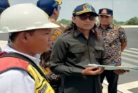 Anggota Komisi C DPRD Lamongan, Ahmad Umar Buwang, SH, saat meninjau kondisi Jalan Lingkar Utara (JLU) dalam sidak bersama instansi terkait, Kamis (21/8/2025). (Foto Dok Ho/RadarBangsa.co.id)