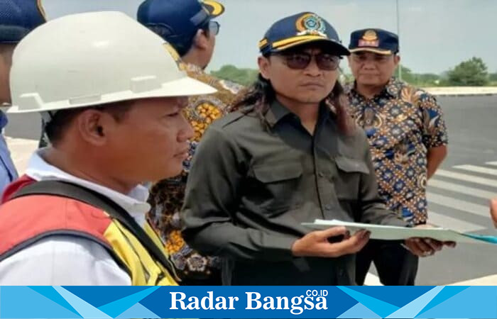 Anggota Komisi C DPRD Lamongan, Ahmad Umar Buwang, SH, saat meninjau kondisi Jalan Lingkar Utara (JLU) dalam sidak bersama instansi terkait, Kamis (21/8/2025). (Foto Dok Ho/RadarBangsa.co.id)