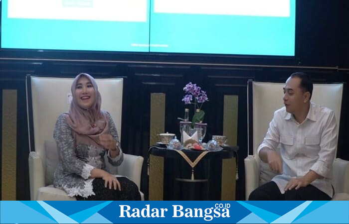 Senator DPD RI asal Jawa Timur, Lia Istifhama (Ning Lia), bersama Wali Kota Surabaya Eri Cahyadi (Cak Eri) membahas penguatan implementasi nilai-nilai Pancasila di Balai Kota Surabaya (Foto Dok Ho/RadarBangsa.co.id)
