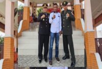 (kanan) Kapolsek Tikung AKP Anang Purwo Widodo, SH, berfoto bersama insan pers dan personel TNI pada momentum peringatan HUT RI ke-80 di depan Pendopo Kecamatan Tikung. Minggu (17/8/2025) (Foto Dok Polsek Tikung/RadarBangsa.co.id)