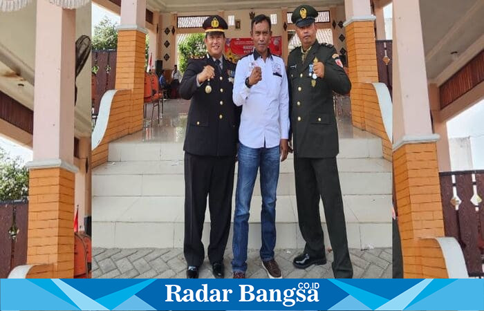 (kanan) Kapolsek Tikung AKP Anang Purwo Widodo, SH, berfoto bersama insan pers dan personel TNI pada momentum peringatan HUT RI ke-80 di depan Pendopo Kecamatan Tikung. Minggu (17/8/2025) (Foto Dok Polsek Tikung/RadarBangsa.co.id)
