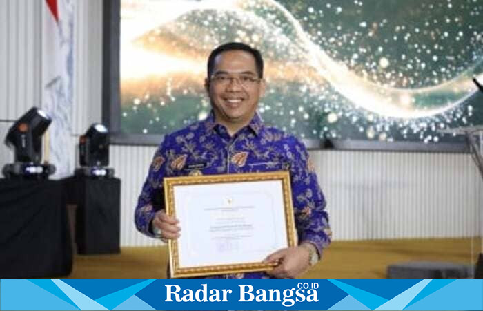 Wali Kota Probolinggo, Aminuddin, menunjukkan piagam penghargaan Predikat Utama Kota Layak Anak 2025 yang diterima dari Kementerian Pemberdayaan Perempuan dan Perlindungan Anak di Jakarta, Jumat (8/8) malam (Foto Dok Ho/RadarBangsa.co.id)