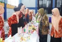 Penasehat DWP Kabupaten Lamongan, Anis Kartika Yuhronur Efendi, saat memberikan arahan dalam Lomba Kreasi Menu Balita Stunting di Lamongan Sport Center, Kamis (21/8/2025). (Foto Dok Ho/RadarBangsa.co.id)