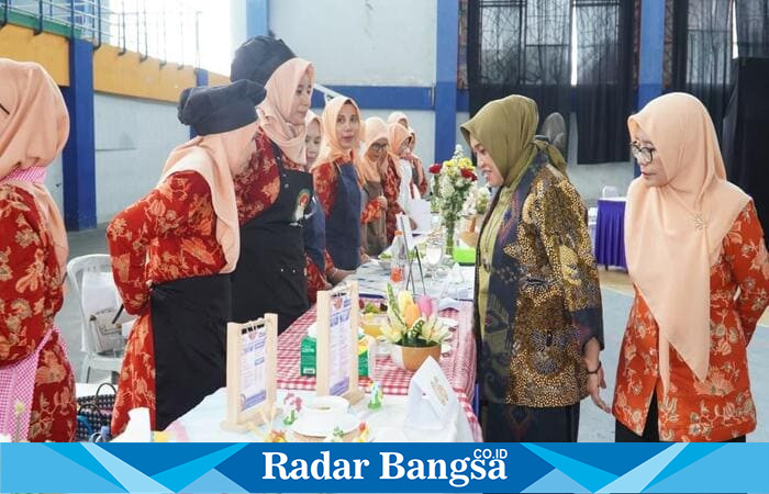 Penasehat DWP Kabupaten Lamongan, Anis Kartika Yuhronur Efendi, saat memberikan arahan dalam Lomba Kreasi Menu Balita Stunting di Lamongan Sport Center, Kamis (21/8/2025). (Foto Dok Ho/RadarBangsa.co.id)
