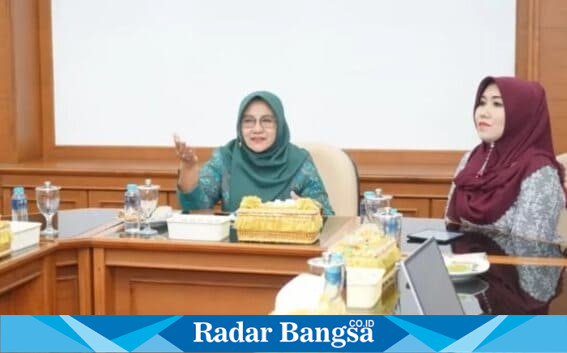 Senator MPR RI Lia Istifhama saat berdialog dengan Bupati Magetan Nanik Endang Rusminiarti dalam kunjungan kerja di Pendopo Kabupaten Magetan, Kamis (28/8). (Foto Dok Ho/RadarBangsa.co.id)