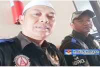 Kabid Investigasi LSM Demokrasi Rakyat Bawa Indonesia (DRBI), Ahmad Masturi (kiri), bersama anggota tim saat memberikan keterangan terkait dugaan keberadaan “SMK siluman” di Jawa Barat. (Dok Foto Jayas)