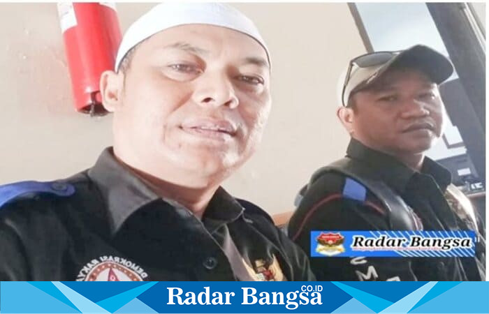 Kabid Investigasi LSM Demokrasi Rakyat Bawa Indonesia (DRBI), Ahmad Masturi (kiri), bersama anggota tim saat memberikan keterangan terkait dugaan keberadaan “SMK siluman” di Jawa Barat. (Dok Foto Jayas)