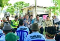 Bupati Lamongan Yuhronur Efendi bersama Direktur Perlindungan Tanaman Pangan Ardi Praptono menanam padi pada musim tanam ketiga (MT III) di Desa Kedungrembug, Sukodadi, Jumat (1/8/2025) (Foto Dok Ho/RadarBangsa)