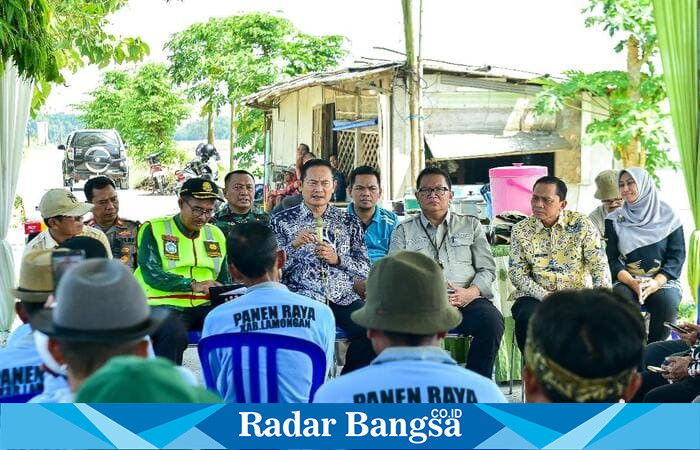 Bupati Lamongan Yuhronur Efendi bersama Direktur Perlindungan Tanaman Pangan Ardi Praptono menanam padi pada musim tanam ketiga (MT III) di Desa Kedungrembug, Sukodadi, Jumat (1/8/2025) (Foto Dok Ho/RadarBangsa)