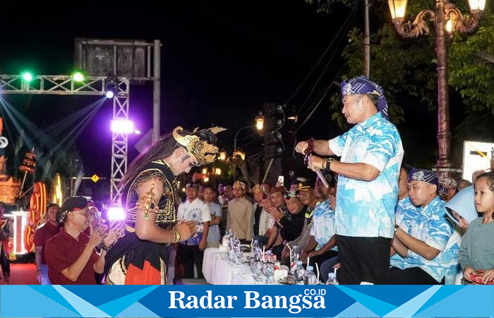 Bupati Lamongan Yuhronur Efendi menerima keris sebagai simbol kehormatan saat pembukaan Lamongan Night Carnival 2025 di depan Monumen Water Toren, Sabtu (30/8/2025) malam. (Foto Dok Ho/RadarBangsa.co.id)