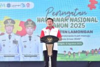 Bupati Lamongan Yuhronur Efendi saat menyampaikan sambutan pada puncak peringatan Hari Anak Nasional (HAN) 2025 di Alun-Alun Lamongan, Rabu (6/8/2025). (Foto Dok Ho/RadarBangsa)
