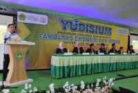 Wakil Bupati Lamongan, Dirham Akbar Aksara, menyampaikan sambutan pada acara Yudisium Fakultas Ekonomi dan Bisnis Universitas Islam Lamongan (Unisla) yang digelar di Aula Pascasarjana Lantai III, Rabu (27/8/2025). (Foto Dok Ho/RadarBangsa.co.id)