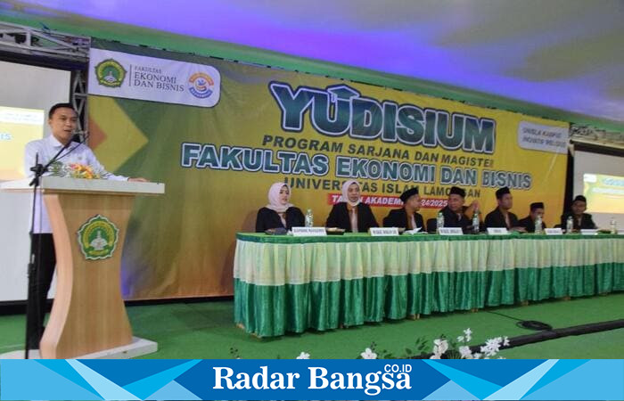 Wakil Bupati Lamongan, Dirham Akbar Aksara, menyampaikan sambutan pada acara Yudisium Fakultas Ekonomi dan Bisnis Universitas Islam Lamongan (Unisla) yang digelar di Aula Pascasarjana Lantai III, Rabu (27/8/2025). (Foto Dok Ho/RadarBangsa.co.id)