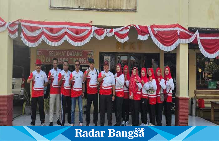 Kapolsek Tikung AKP Anang Purwo Widodo, SH bersama jajaran anggota dan Bhayangkari kompak mengenakan kostum merah putih saat berfoto bersama di depan Mako Polsek Tikung sebelum mengikuti jalan sehat peringatan HUT ke-80 RI, Kamis (28/8/2025). (Dok Foto Polsek Tikung)