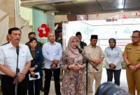 Bupati Banyuwangi Ipuk Fiestiandani memberikan keterangan dalam sebuah acara resmi, didampingi sejumlah pejabat daerah dan perwakilan kementerian/lembaga. (Foto Dok Ho/RadarBangsa.co.id)