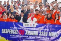 Gubernur Jawa Timur Khofifah Indar Parawansa bersama Rektor Universitas Airlangga melepas Tim Ekspedisi 80 Gunung Arjuno yang diikuti 25 mahasiswa Wanala UNAIR di Kampus C Surabaya, Jumat (15/8/2025). (Foto Dok Ho/RadarBangsa.co.id)