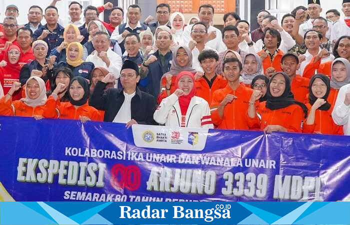 Gubernur Jawa Timur Khofifah Indar Parawansa bersama Rektor Universitas Airlangga melepas Tim Ekspedisi 80 Gunung Arjuno yang diikuti 25 mahasiswa Wanala UNAIR di Kampus C Surabaya, Jumat (15/8/2025). (Foto Dok Ho/RadarBangsa.co.id)