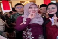 Senator Jawa Timur, Lia Istifhama, berfoto bersama tamu undangan usai mengikuti rangkaian peringatan HUT ke-80 RI di Gedung Negara Grahadi, Surabaya, Minggu (17/8/2025). (Foto Dok Ho/RadarBangsa.co.id)