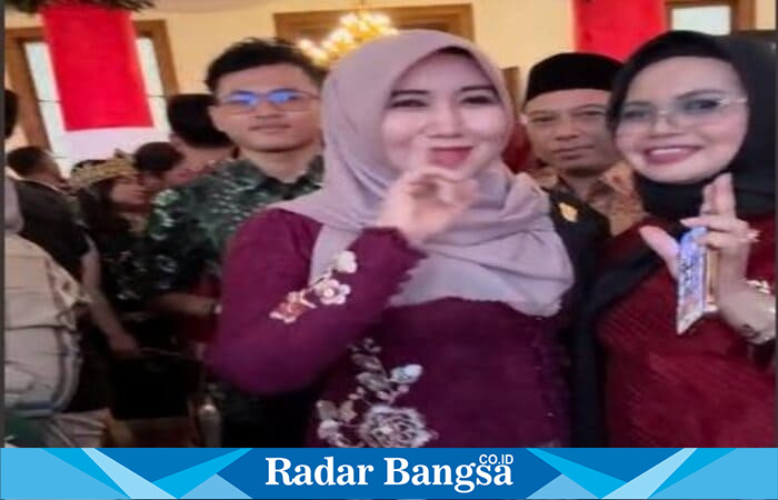 Senator Jawa Timur, Lia Istifhama, berfoto bersama tamu undangan usai mengikuti rangkaian peringatan HUT ke-80 RI di Gedung Negara Grahadi, Surabaya, Minggu (17/8/2025). (Foto Dok Ho/RadarBangsa.co.id)