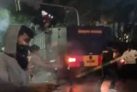 Situasi ricuh mewarnai demonstrasi di depan Gedung DPR RI, Jakarta. Massa terlibat bentrokan dengan aparat keamanan saat aksi berlangsung, Kamis (28/8/2025) malam. (Dok Foto ScrenshoT WAG)