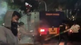 Situasi ricuh mewarnai demonstrasi di depan Gedung DPR RI, Jakarta. Massa terlibat bentrokan dengan aparat keamanan saat aksi berlangsung, Kamis (28/8/2025) malam. (Dok Foto ScrenshoT WAG)