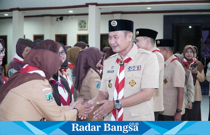 Ketua Majelis Pembimbing Cabang Gerakan Pramuka Lamongan, Yuhronur Efendi, berjabat tangan dengan anggota Pramuka usai kegiatan ulang janji di Pendopo Lokatantra, Rabu (13/8/2025) malam (Foto Dok Ho/RadarBangsa.co.id)