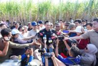 Menko Infrastruktur dan Pembangunan Kewilayahan Agus Harimurti Yudhoyono (AHY) memberikan keterangan pers usai meninjau kawasan tebu dan industri gula PT Muria Sumba Manis (MSM) di Melolo, Sumba Timur, NTT, Selasa (19/8/2025). (Dok Foto Ho/RadarBangsa.co.id)