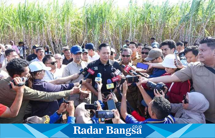 Menko Infrastruktur dan Pembangunan Kewilayahan Agus Harimurti Yudhoyono (AHY) memberikan keterangan pers usai meninjau kawasan tebu dan industri gula PT Muria Sumba Manis (MSM) di Melolo, Sumba Timur, NTT, Selasa (19/8/2025). (Dok Foto Ho/RadarBangsa.co.id)