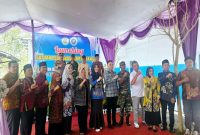 Senator DPD RI asal Jawa Timur, Lia Istifhama, berjilbab biru saat meresmikan Dapur Makan Bergizi Gratis di Lamongan, Jumat (29/8/2025). (Foto Dok Ho/RadarBangsa.co.id)