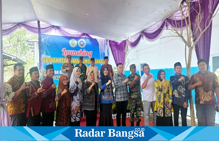 Senator DPD RI asal Jawa Timur, Lia Istifhama, berjilbab biru saat meresmikan Dapur Makan Bergizi Gratis di Lamongan, Jumat (29/8/2025). (Foto Dok Ho/RadarBangsa.co.id)