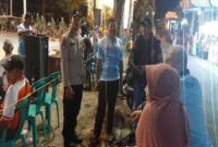 Petugas Polsek Tikung bersama panitia dan warga saat melakukan pengamanan lomba bola voli antar-RW dalam rangka HUT ke-80 RI di Lapangan SDN 1 Tambakrigadung, Kecamatan Tikung, Lamongan, Minggu malam (17/8/2025). (Dok Foto Ho/RadarBangsa.co.id)