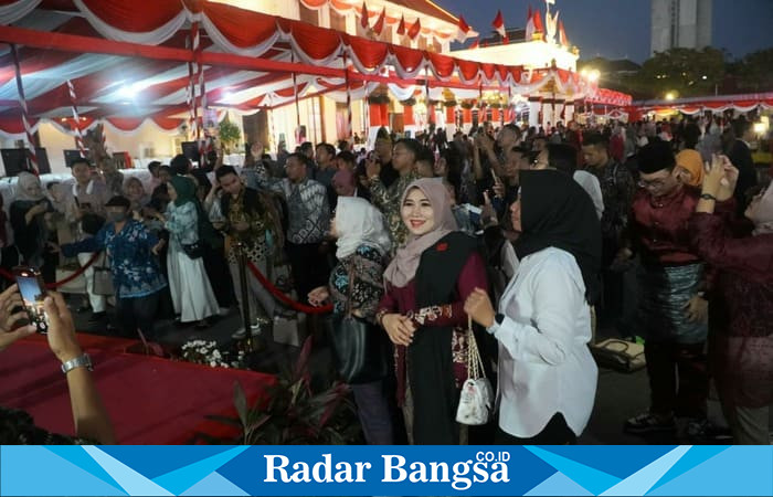 Anggota DPD RI asal Jawa Timur, Lia Istifhama, menghadiri Upacara Detik-Detik Proklamasi HUT ke-80 RI di Gedung Negara Grahadi, Surabaya, Minggu (17/8/2025). (Foto Dok Ho/RadarBangsa.co.id)