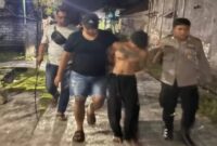 Petugas Polsek Sukodadi mengamankan AS (24), terduga pelaku penganiayaan dan pengancaman bermotif asmara di Lamongan. (Foto Dok Ho/RadarBangsa)
