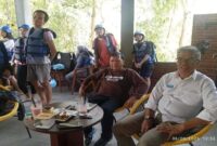 Tengah (kaos coklat) Rofik, owner Rafting Kali Watu, bersama manajer operasional Darmawan, saat menerima kunjungan media di lokasi wisata arung jeram Kali Watu, Kota Batu. Rofik dikenal sebagai motivator senior yang sukses mengembangkan konsep wisata edukatif berbasis pelatihan SDM. (Foto: RadarBangsa)