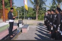 Ketua PSHT Ranting Tikung, Mas Sholikin, membacakan deklarasi kebangsaan pada peringatan HUT ke-80 RI di Padepokan PSHT Ranting Tikung, Minggu (17/8/2025). PSHT menegaskan komitmen menjaga persatuan, mendukung pemerintah, dan menolak radikalisme. (Dok RadarBangsa.co.id)