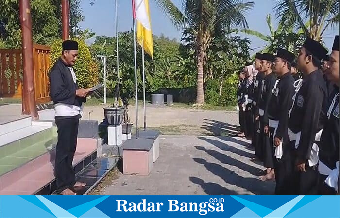 Ketua PSHT Ranting Tikung, Mas Sholikin, membacakan deklarasi kebangsaan pada peringatan HUT ke-80 RI di Padepokan PSHT Ranting Tikung, Minggu (17/8/2025). PSHT menegaskan komitmen menjaga persatuan, mendukung pemerintah, dan menolak radikalisme. (Dok RadarBangsa.co.id)