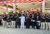 Kapolsek Tikung Anang Purwo Widodo, SH bersama Ketua PSHT Ranting Tikung, Mas Sholikin, dan anggota PSHT berpose salam persaudaraan usai upacara peringatan HUT ke-80 RI di pendopo kecamatan. Kekompakan ini menjadi simbol persatuan dalam menjaga kebersamaan bangsa. Minggu (17/08/2025) (Foto Dok Ho/RadarBangsa.co.id)