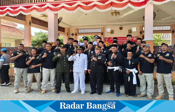 Kapolsek Tikung Anang Purwo Widodo, SH bersama Ketua PSHT Ranting Tikung, Mas Sholikin, dan anggota PSHT berpose salam persaudaraan usai upacara peringatan HUT ke-80 RI di pendopo kecamatan. Kekompakan ini menjadi simbol persatuan dalam menjaga kebersamaan bangsa. Minggu (17/08/2025) (Foto Dok Ho/RadarBangsa.co.id)