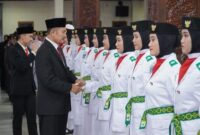 Bupati Lamongan Yuhronur Efendi menyalami anggota Paskibraka usai prosesi pengukuhan di Pendopo Lokatantra, Jumat (15/8/2025). (Foto Dok Ho/RadarBangsa.co.id)
