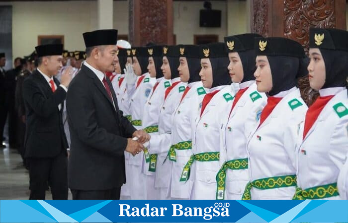 Bupati Lamongan Yuhronur Efendi menyalami anggota Paskibraka usai prosesi pengukuhan di Pendopo Lokatantra, Jumat (15/8/2025). (Foto Dok Ho/RadarBangsa.co.id)
