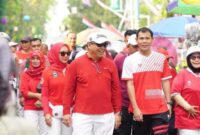 Wali Kota Probolinggo dr. Aminuddin bersama Ketua Tim Penggerak PKK dr. Evariani, dan jajaran Forkopimda berjalan menyusuri Pasar Minggu di Jalan Suroyo usai peresmian relokasi, Minggu (10/8). (Foto Dok Ho/RadarBangsa.co.id)