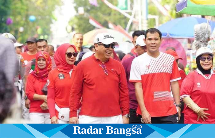 Wali Kota Probolinggo dr. Aminuddin bersama Ketua Tim Penggerak PKK dr. Evariani, dan jajaran Forkopimda berjalan menyusuri Pasar Minggu di Jalan Suroyo usai peresmian relokasi, Minggu (10/8). (Foto Dok Ho/RadarBangsa.co.id)